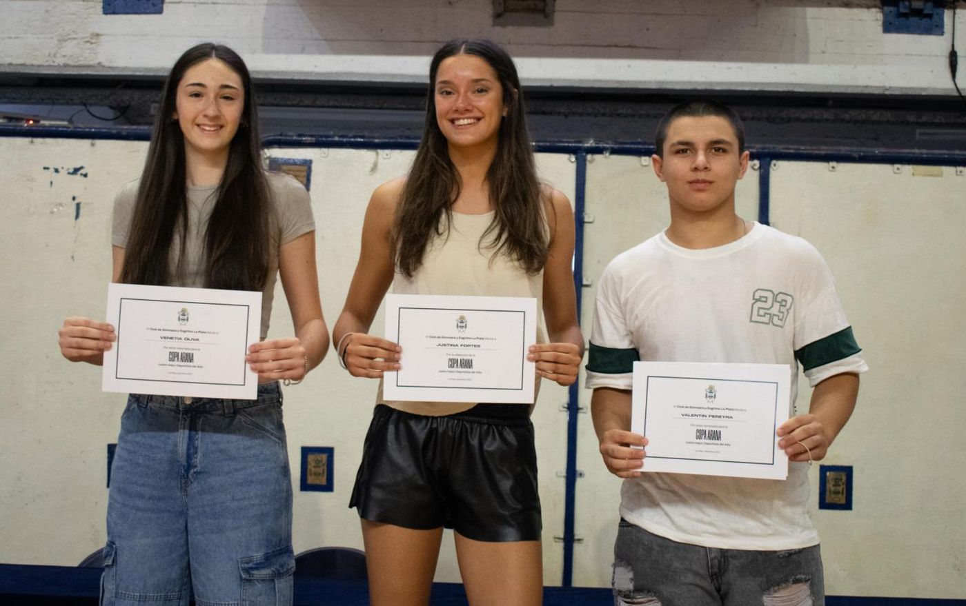 Justina Fortes (centro) ganadora de la distinci&oacute;n como mejor deportista amateur del a&ntilde;o en Gimnasia