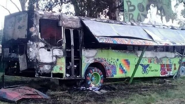 sin razon alguna, quemaron un micro que funciona como centro cultural en los hornos