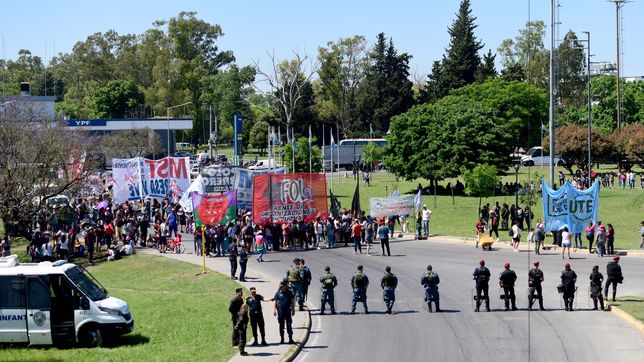 la protesta piquetera en medio del paro impacto fuerte en la plata y la region