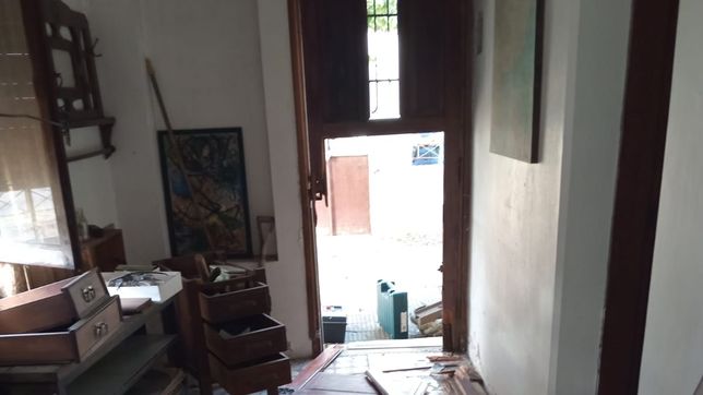 dos ladrones destrozaron la puerta de una casa y los atraparon robando las herramientas de un jubilado