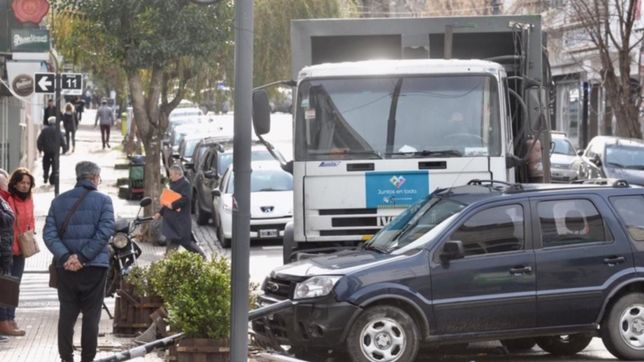 espectacular choque entre un camion y una camioneta en pleno centro de la plata