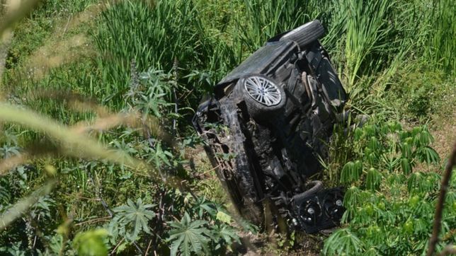 hace casi una semana que aparecio un auto volcado en una cantera de la plata y aun no lo retiraron