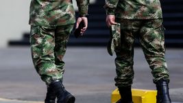 elecciones: un soldado del ejercito abuso de una policia en un centro de votacion elecciones: un soldado del ejercito abuso de una policia en un centro de votacion