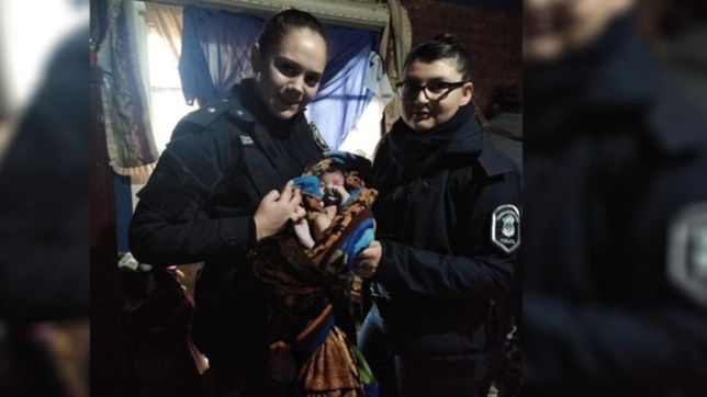 no sabia que estaba embarazada, policias la ayudaron a parir y le hicieron rcp a su bebe