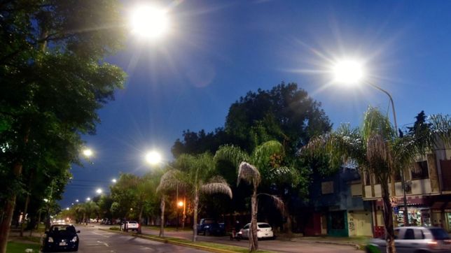 planean instalar mas de 10.000 luminarias led en los barrios de la plata