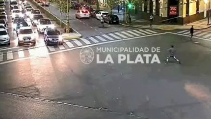 VIDEO: Trapitos discutieron y atacaron a piedrazos a un repartidor en pleno centro platense
