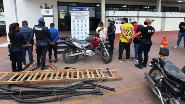 la policia persiguio y atrapo a cinco personas que robaban cables en calles de la plata