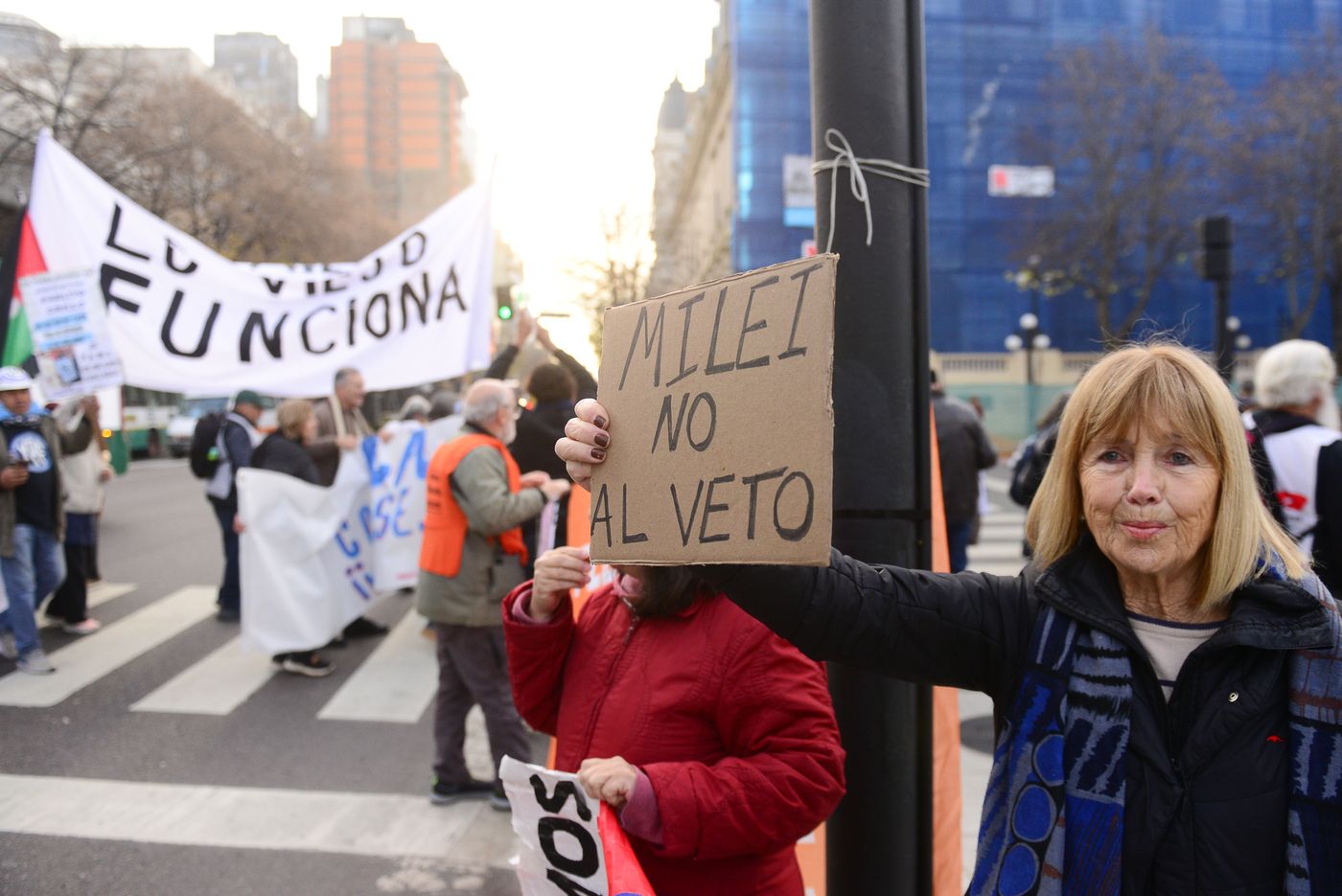 Marcha jubilados 7 y 50 (3).jpg