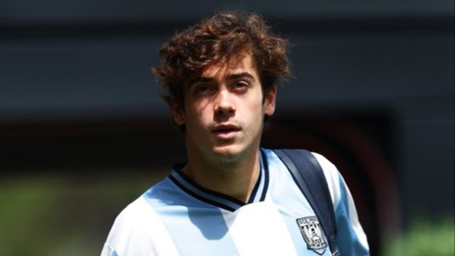 colapinto se puso la camiseta de la seleccion, pateo la pelota y revoluciono barcelona