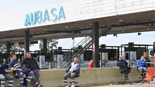 trabajadores de paro levantan las barreras de la autopista la plata-buenos aires