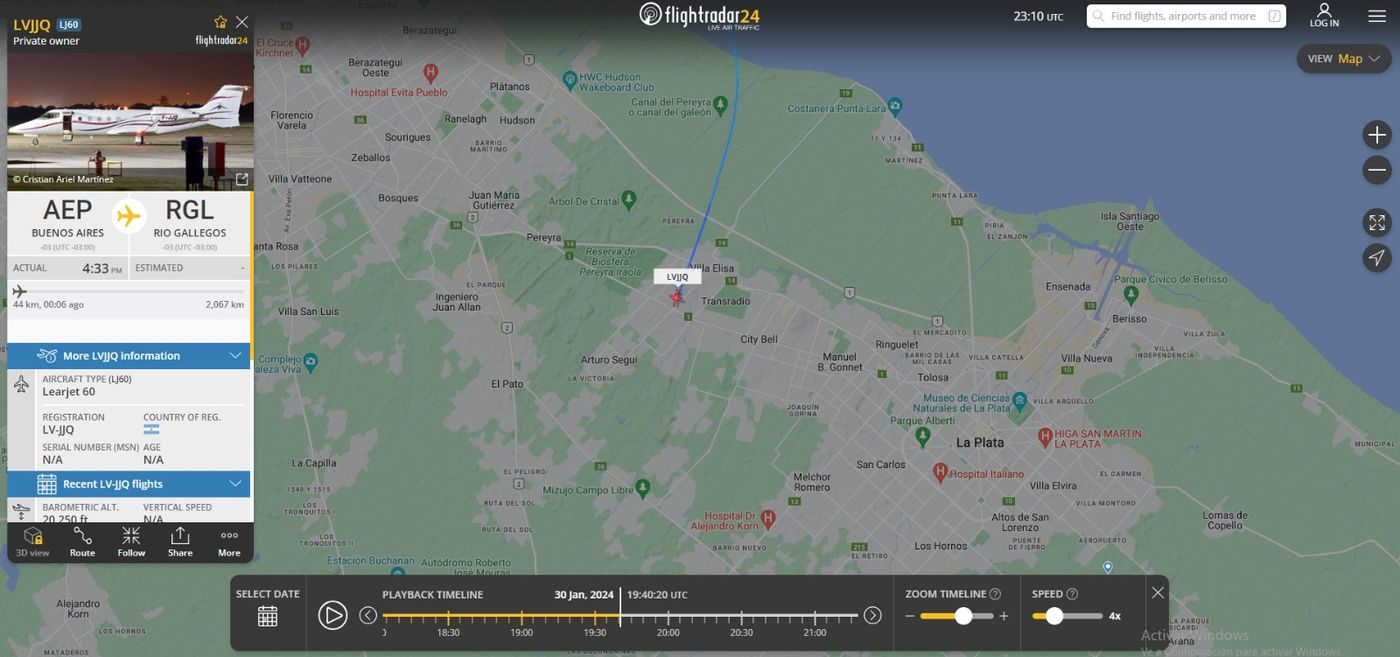 La captura del sitio FlightRadar que muestra a la aeronave en cuestión sobrevolando por La Plata a la misma hora en que fue registrado el curioso fenómeno.