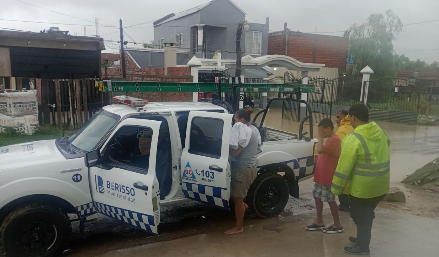 Familia evacuada en Berisso.jpg