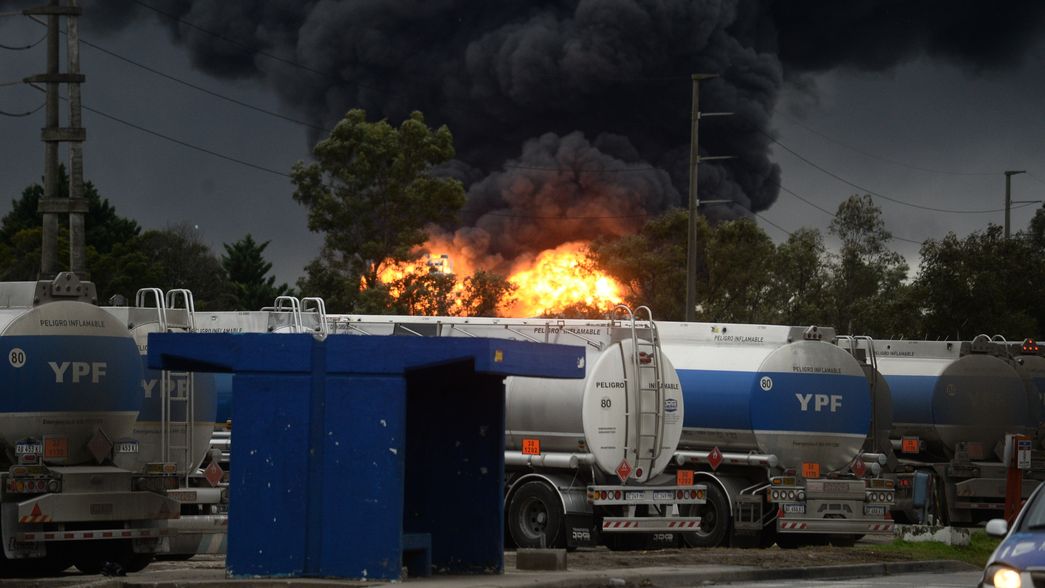 Crónica del incendio en la Refinería de YPF que puso en alerta a toda la región