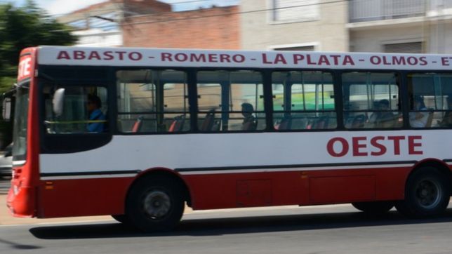 un colectivero de la linea oeste se descompenso y perdio el control: hay varios heridos