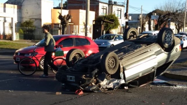 espectacular vuelco en el transitado cruce de 19 y 72