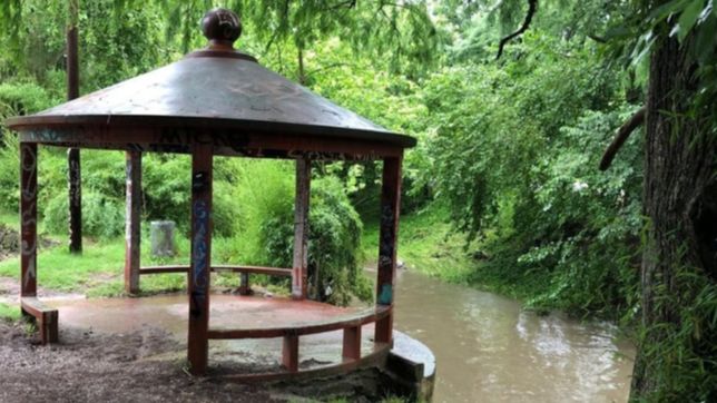 temor en los vecinos de city bell: el agua se esta comiendo la calle y nos vamos a quedar sin salida