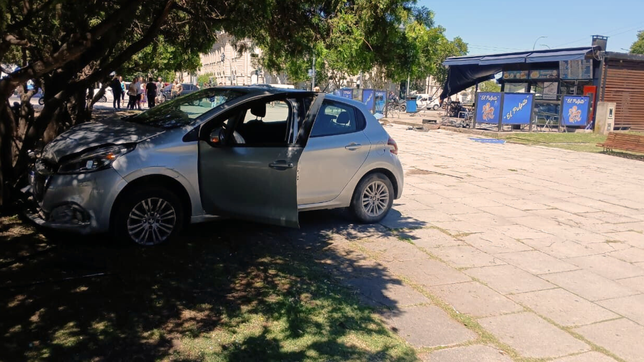 murio el conductor que se descompenso y choco contra el pulpito de plaza moreno