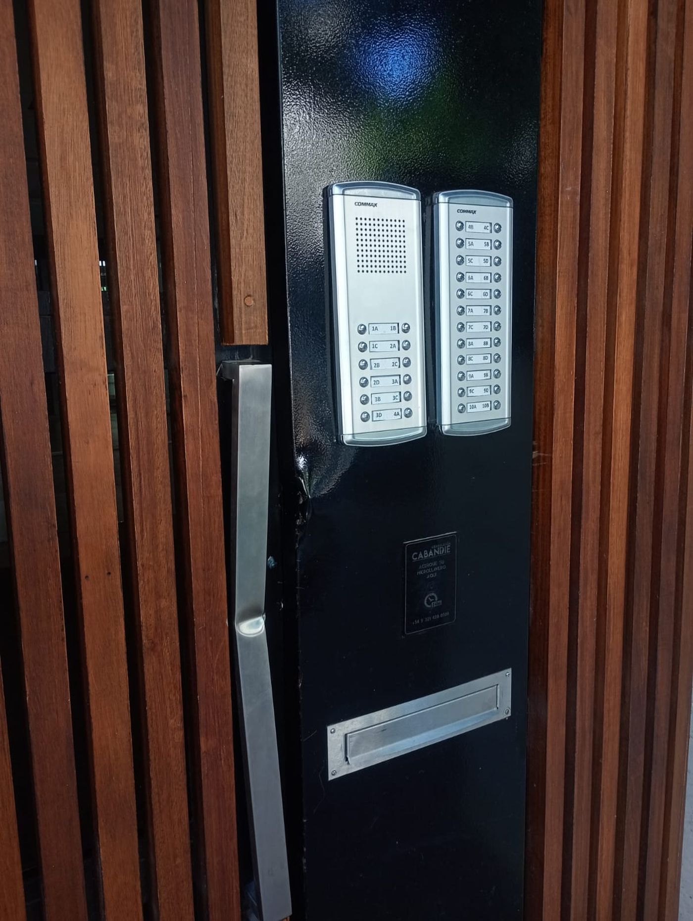 As&iacute; qued&oacute; la puerta del edificio de La Plata donde tuvo lugar el robo