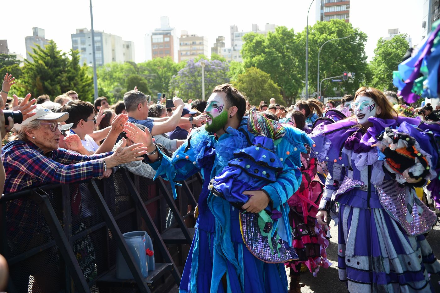 La murga Rara, tomó contacto con el público que llegó temprano a Plaza Moreno