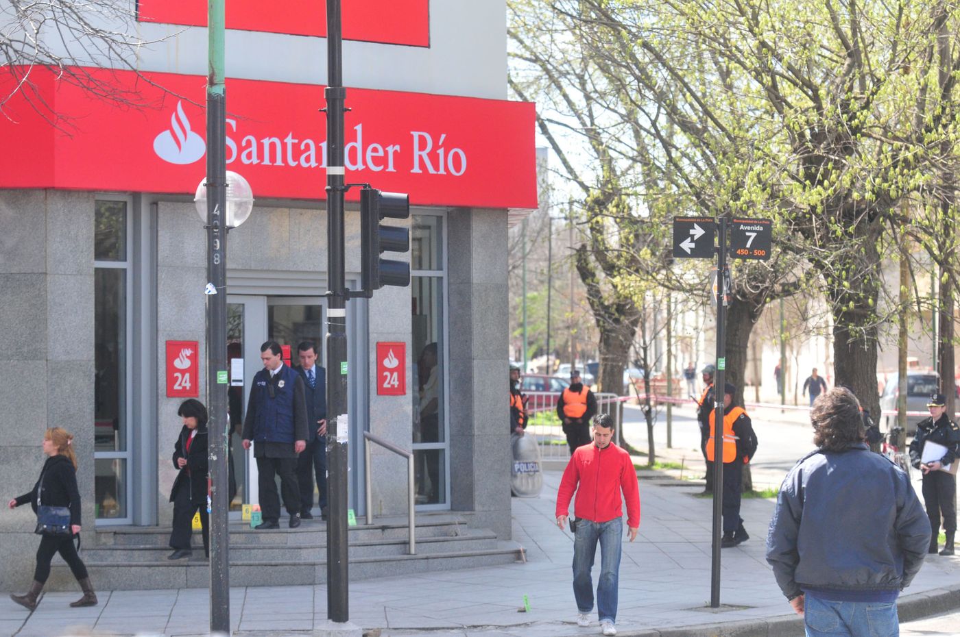Un momento de la reconstrucción de la salidera en el banco de 7 y 42