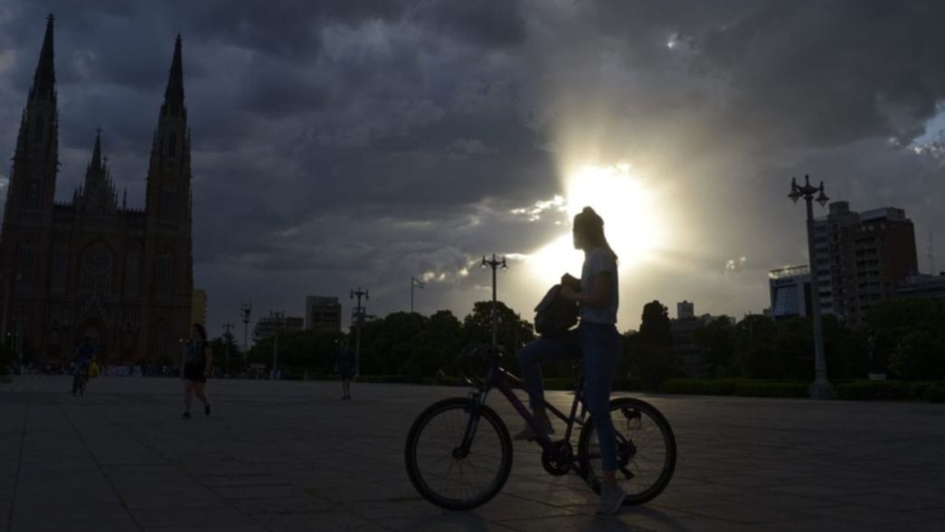 Se oscureció el cielo de La Plata, se vienen las lluvias y así seguirá el clima
