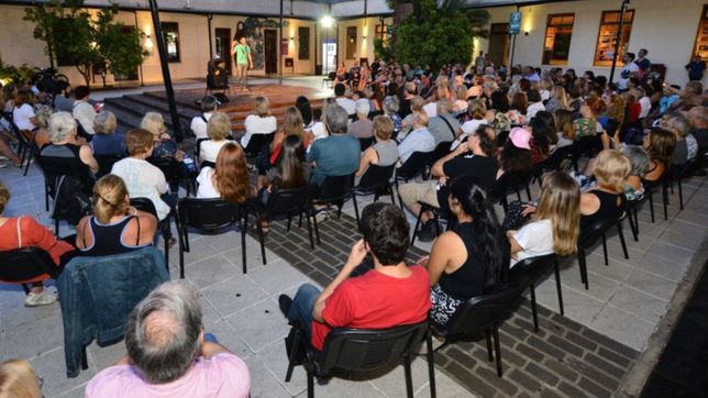 se viene una nueva edicion de cuentos a la luz de la luna en plaza islas malvinas
