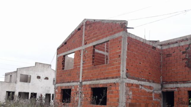 bonadio investiga en la plata la construccion de mil viviendas que nunca se terminaron