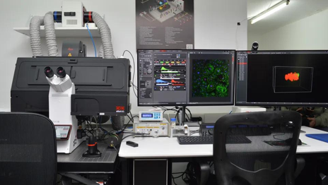 La Facultad de Medicina recibió un microscopio de última generación, único en la región