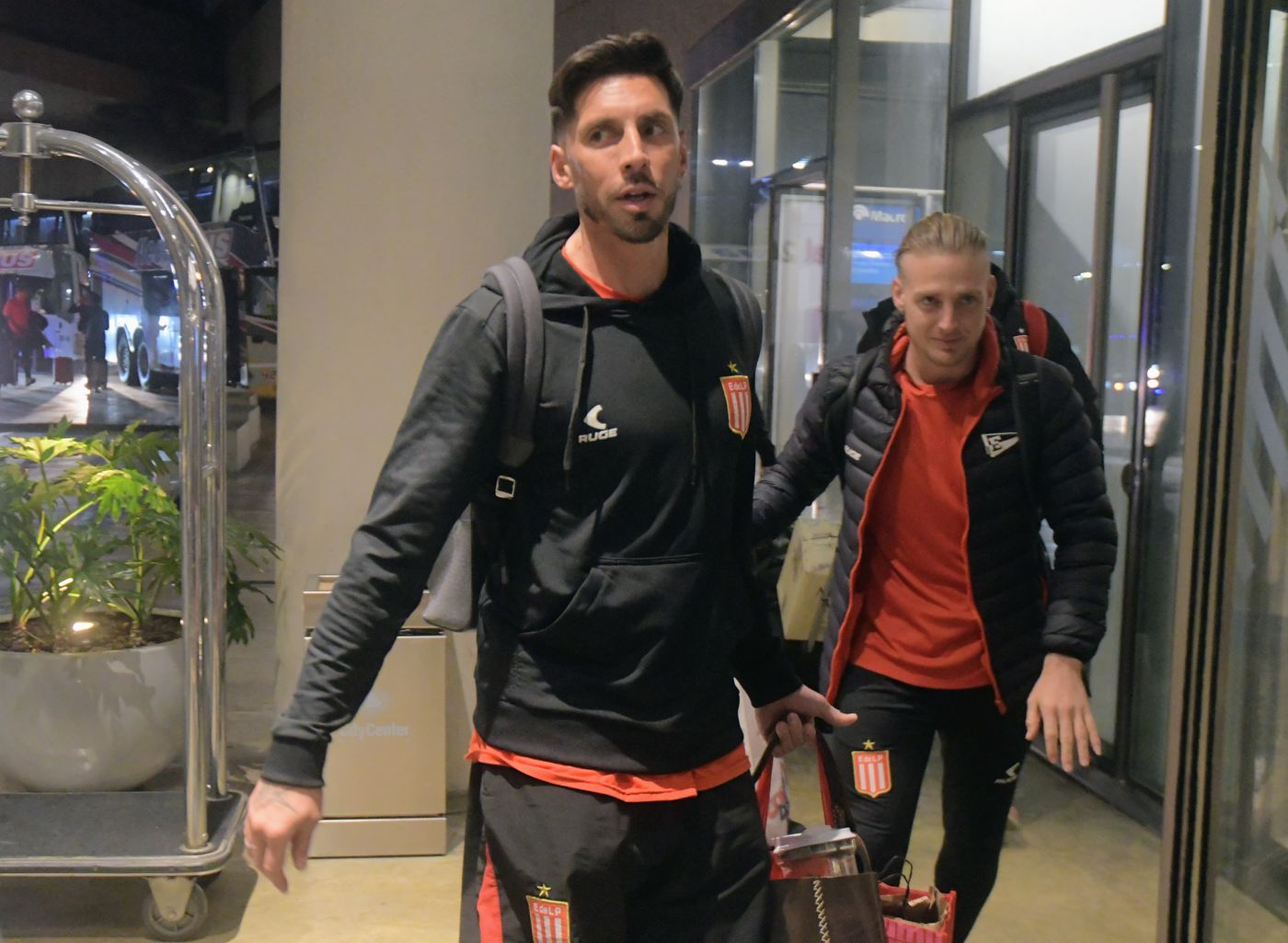 Plantel Estudiantes llegada Rosario Sosa Ascacíbar.jfif