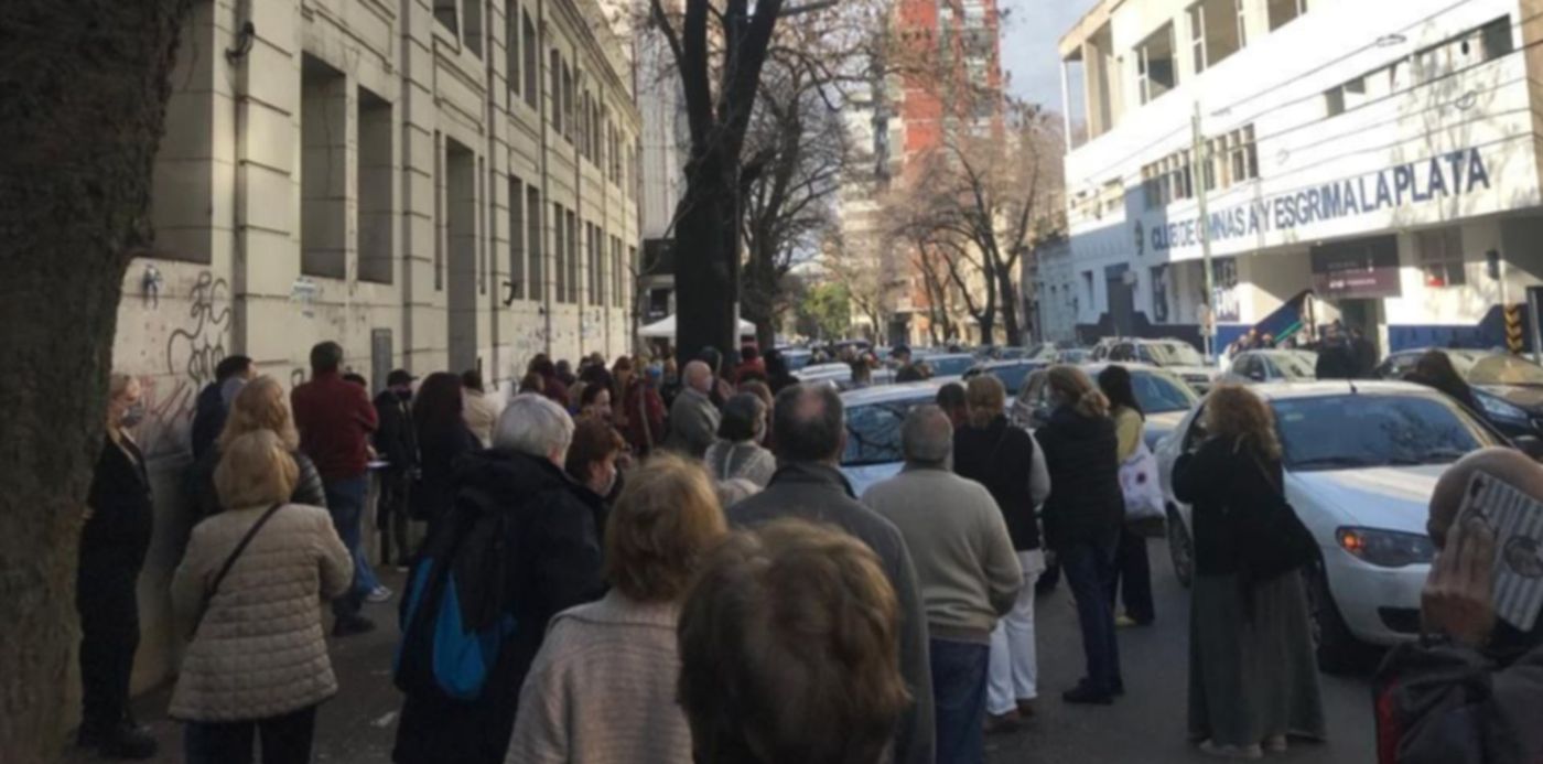 Desborde en vacunatorio de 4 y 51