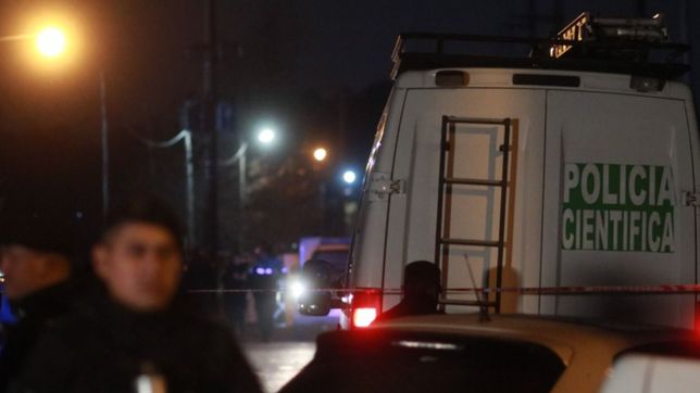 punaladas, disparos y muerte: cronica de los dos crimenes que sacuden a la plata