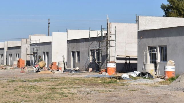 la provincia firmo un convenio para construir casas en melchor romero