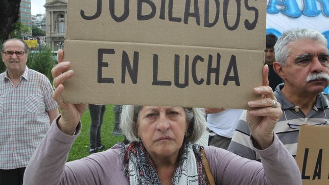 nada con que celebrar: los jubilados brindaran frente al pami con pan y agua