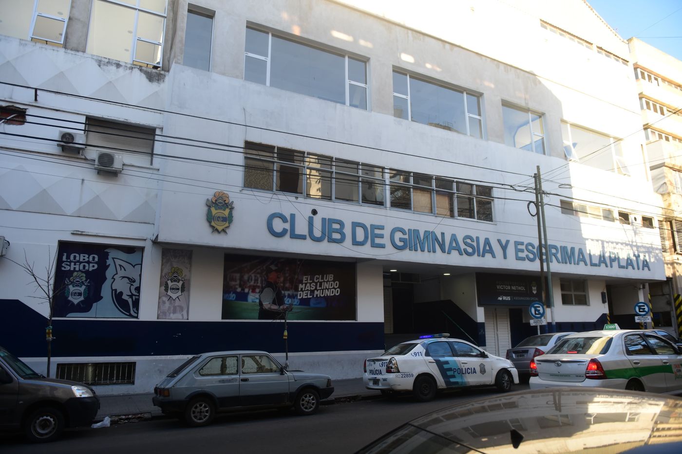 Presencia policial en la sede de Gimnasia a la espera de la movilización de  los hinchas