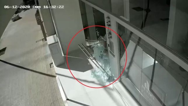 video: entraron a robar a un edificio de la plata y les estallo la puerta al escapar