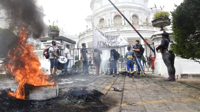un sector de los municipales paran en la plata en reclamo por el bono de $60.000