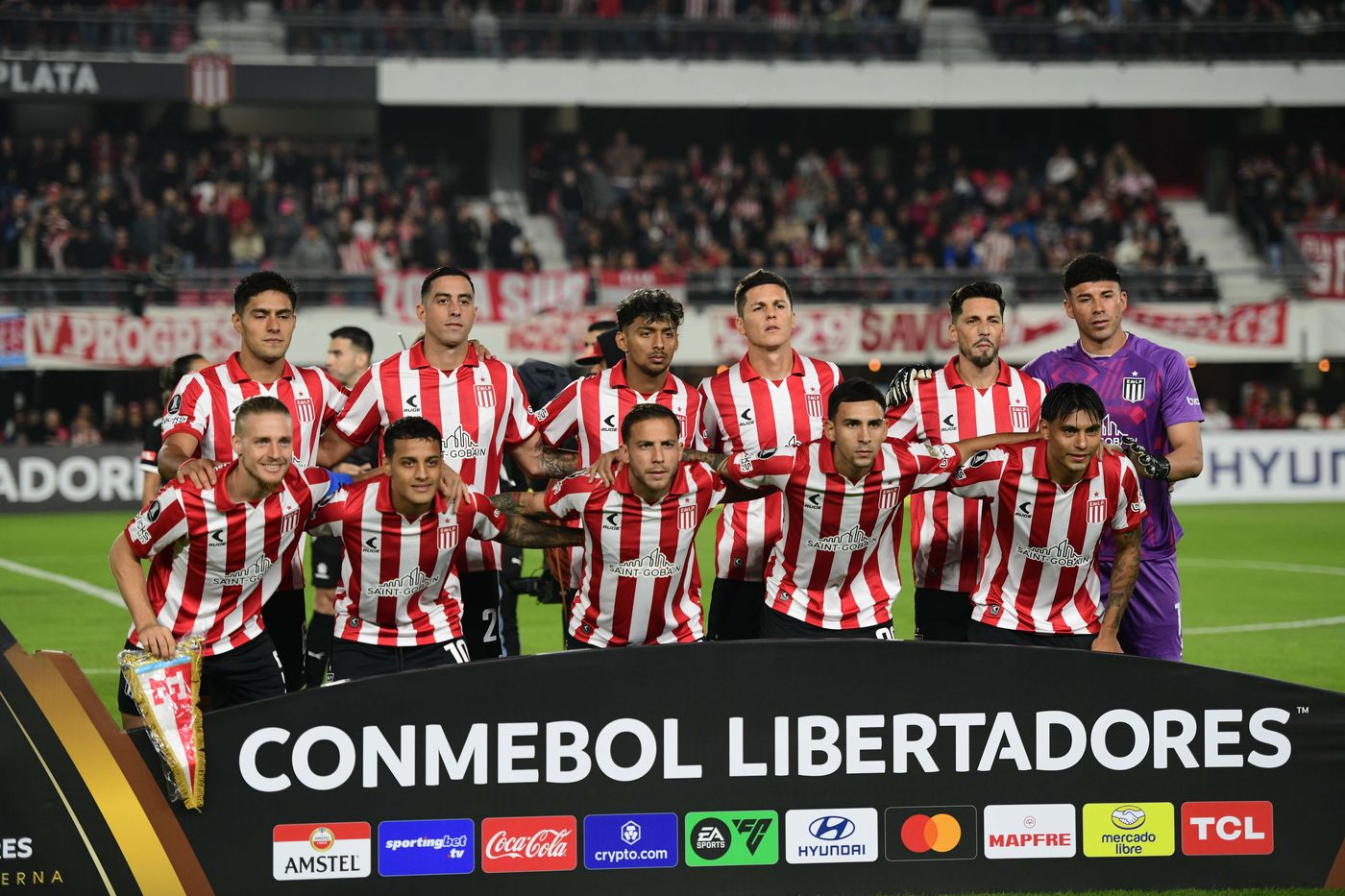 Estudiantes Universidad de Chile formación.jpg
