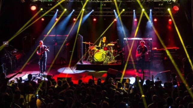 el saludo de divididos a la plata y el guino a los fanaticos que vayan a verlos a atenas