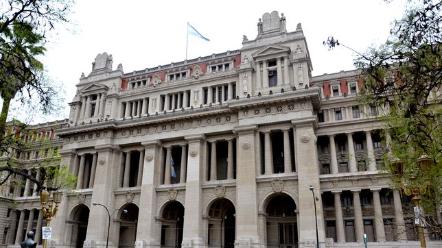un juez federal de la plata declaro inconstitucional las designaciones que milei hizo en la corte suprema