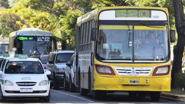 sin bancos ni clases, micros y trenes operan con baja frecuencia por el feriado nacional