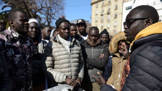 la policia se llevo detenido a uno de los lideres senegaleses y luego lo libero