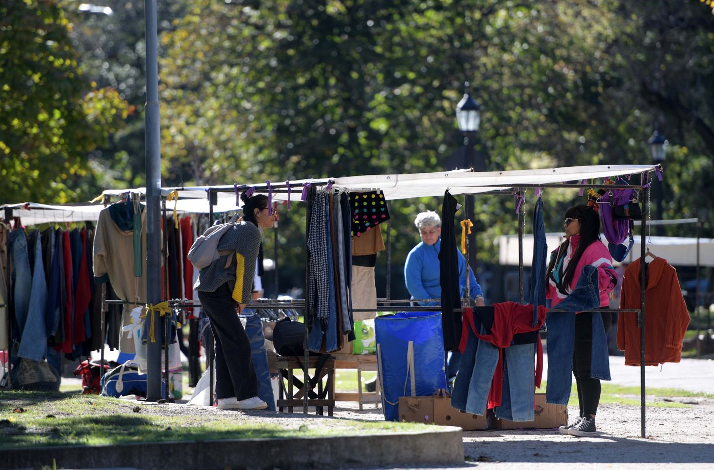 Manteros Vendedores ambulantes Plaza San Martín (18).JPG