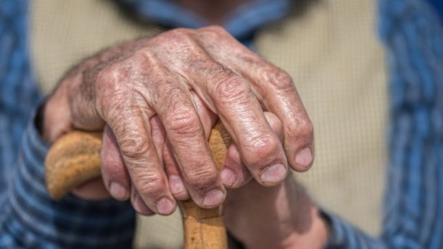 indignacion en la plata: le tocaron timbre a un jubilado y entraron a su casa para robarle