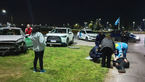 Chocaron un auto y una moto en Punta Lara y el motociclista escapó dejando a su acompañante Chocaron un auto y una moto en Punta Lara y el motociclista escapó dejando a su acompañante