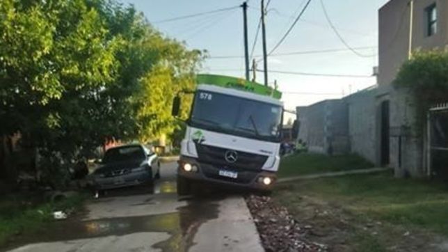 absa dejo un cano roto y un camion de basura cayo a la zanja y quedo a punto de volcar