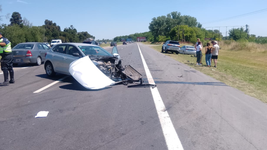 un brutal choque entre dos autos en ruta 2 no termino en tragedia de milagro
