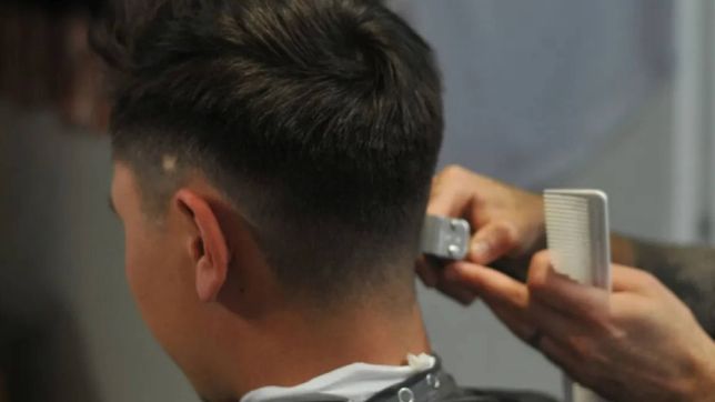 peluqueros solidarios hacen cortes gratis para personas en situacion de calle