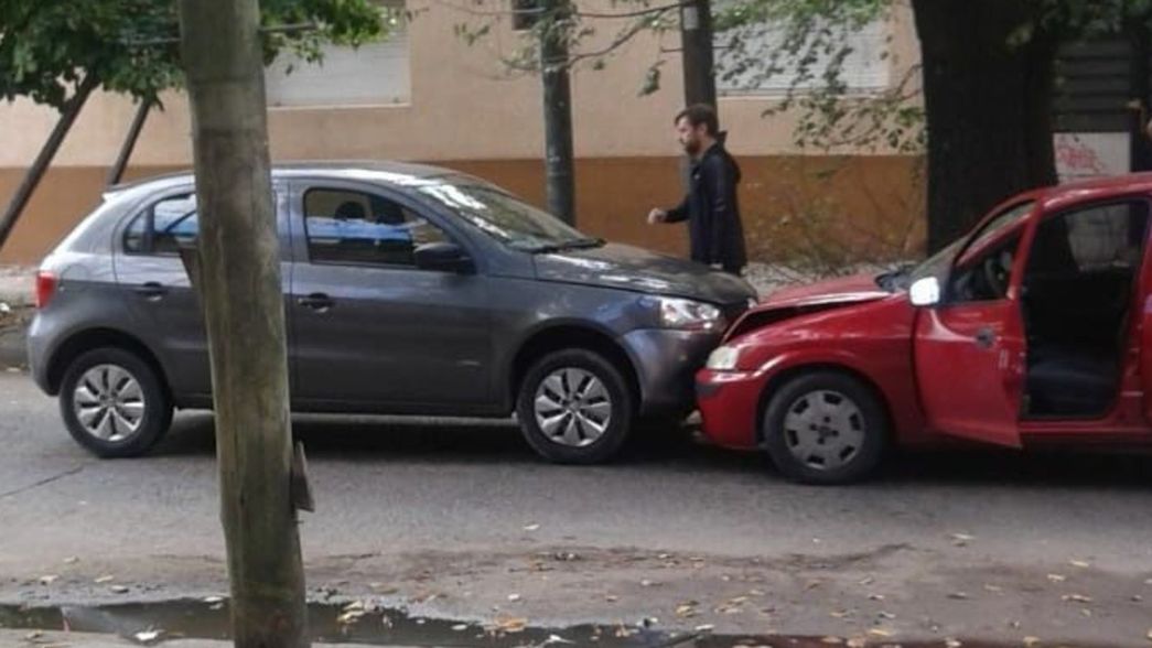 Un auto iba en contramano y causó un espectacular choque