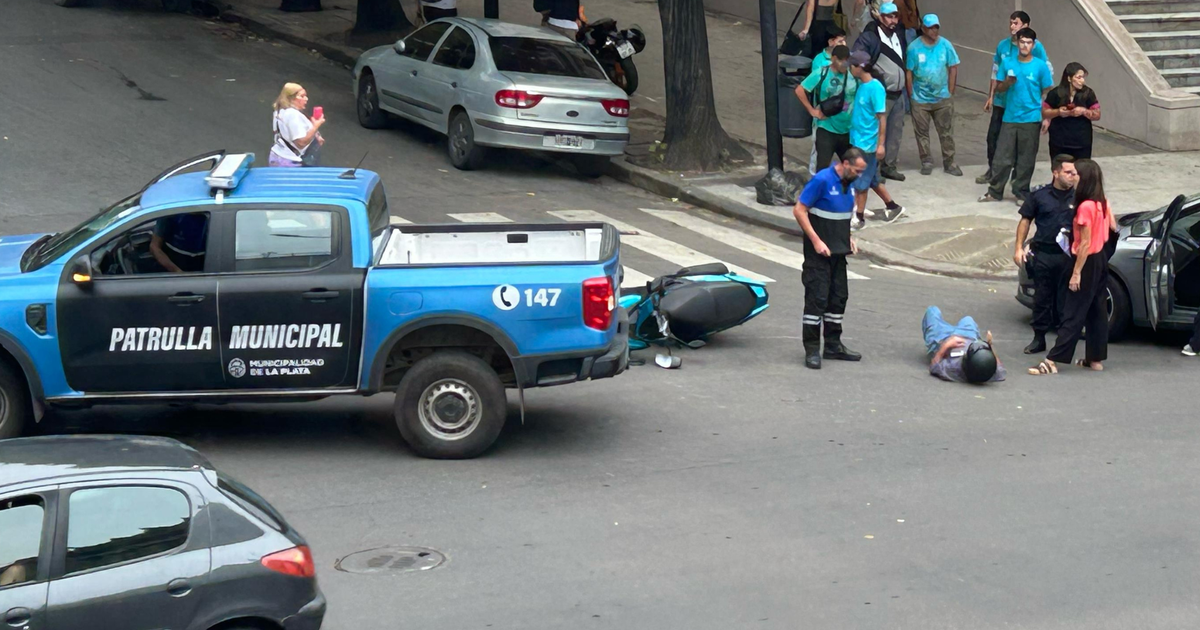 Susto en pleno centro de La Plata por el choque de un auto y una moto