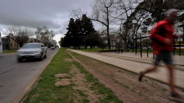 corria por la rambla de 32 y casi se electrocuta al tropezar con cables sueltos